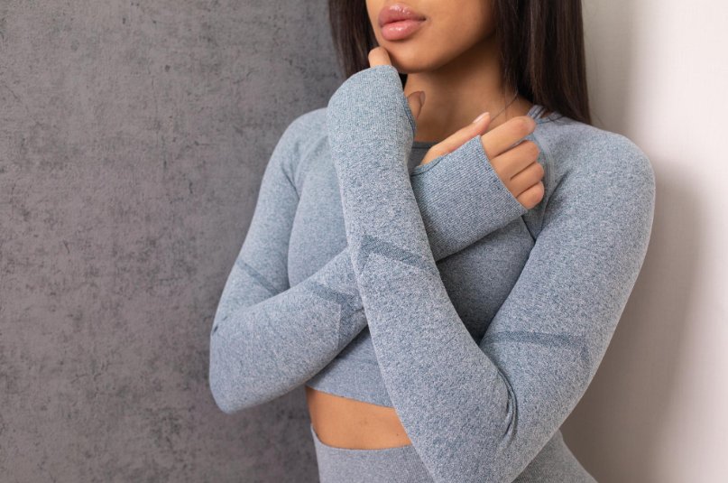 Cotton-Spandex Blend: The Ideal Fabric for Comfortable Performance Wear - Fabulous Bargains Galore Close up of fit Woman with clenched fist wearing a sports outfit made out of cotton and spandex blend
